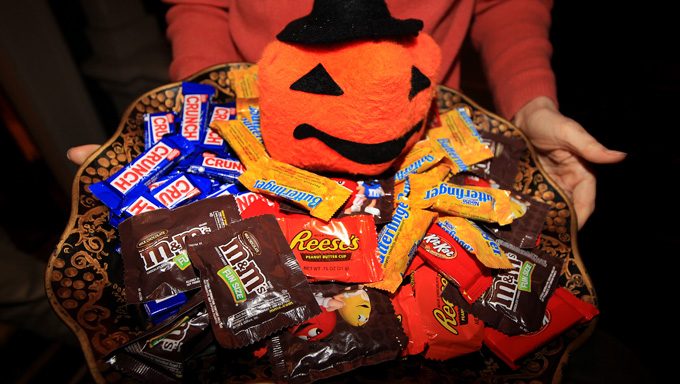 Halloween-Süßigkeiten in einer Schüssel