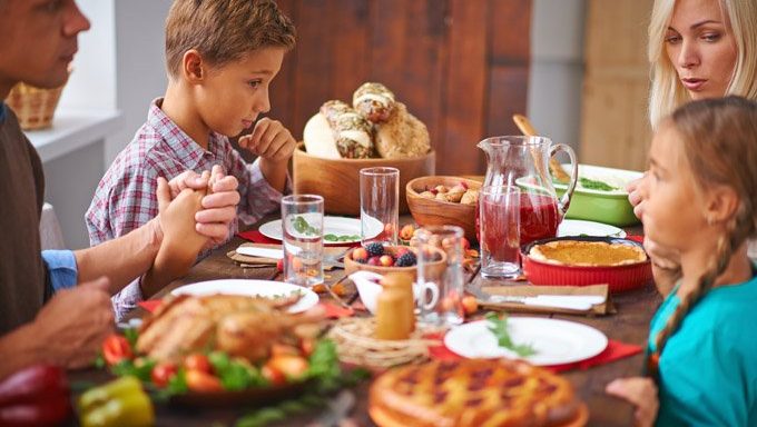 Menschen essen menschliches Essen an Thanksgiving