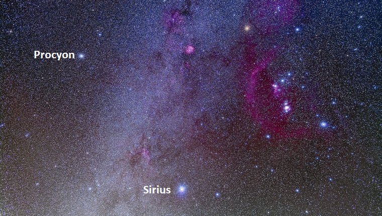 Orion und Canis Major, auch Canis Minor, einschließlich der Hundestars Sirius (unten) und Procyon (oben links). Rund um Orion können Sie Barnards Schleife sowie den Bereich des Pferdekopfnebels unterhalb des Oriongürtels und den Orionnebel im Schwert des Orion sehen. Betelgeuse ist oben links von Orion, Rigel unten rechts.