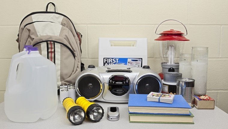 Ein Notfall-Notfall-Kit mit Wasser, Taschenlampen, Radio, Telefon und anderem Zubehör.
