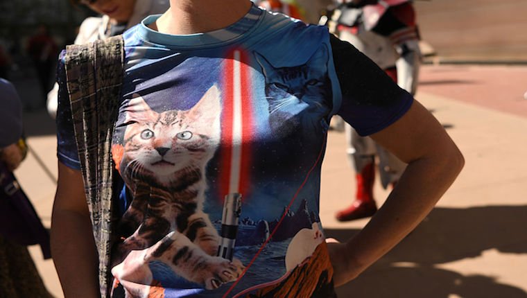 Frau im Star Wars-Katzen-T-Shirt