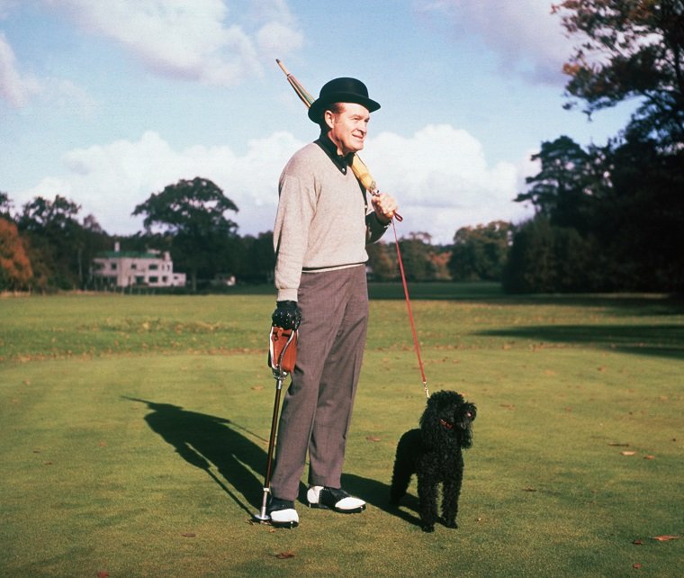Schauspieler und Comedian Bob Hope spielt Golf mit seinem Hund