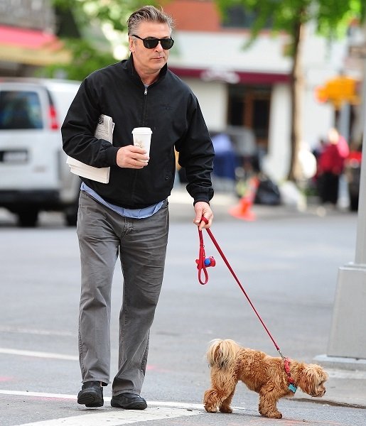 Alec Baldwin geht mit seinem Hund spazieren