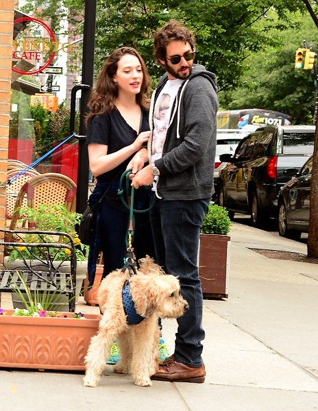 Josh Groban geht mit der Schauspielerin Kat Dennings mit seinem Hund spazieren