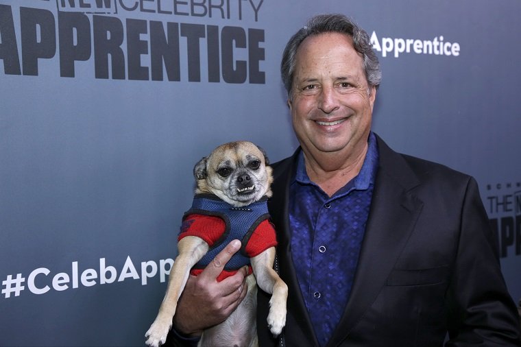 Jon Lovitz posiert mit seinem Hund Jerry Bruckheimer III