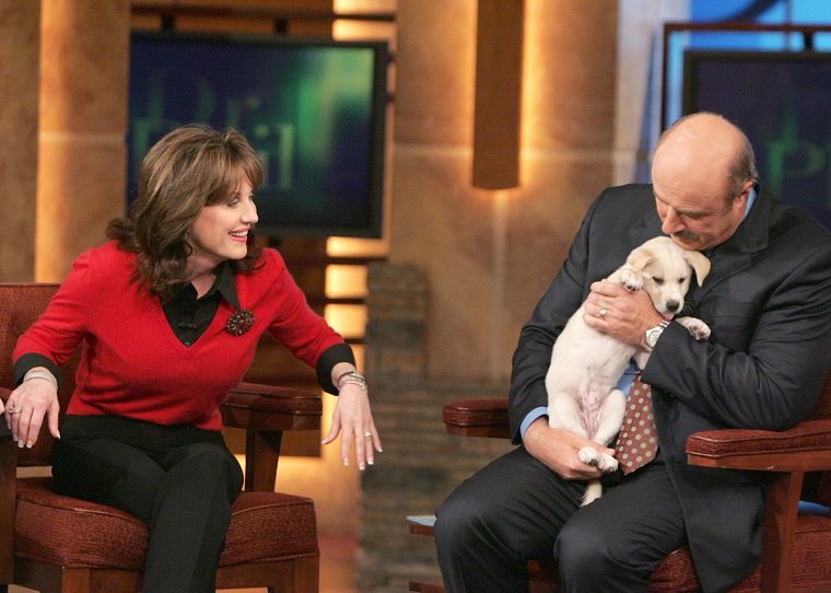 Dr. Phil und seine Frau Robin begrüßen ihren neuen Rettungshund Maggie