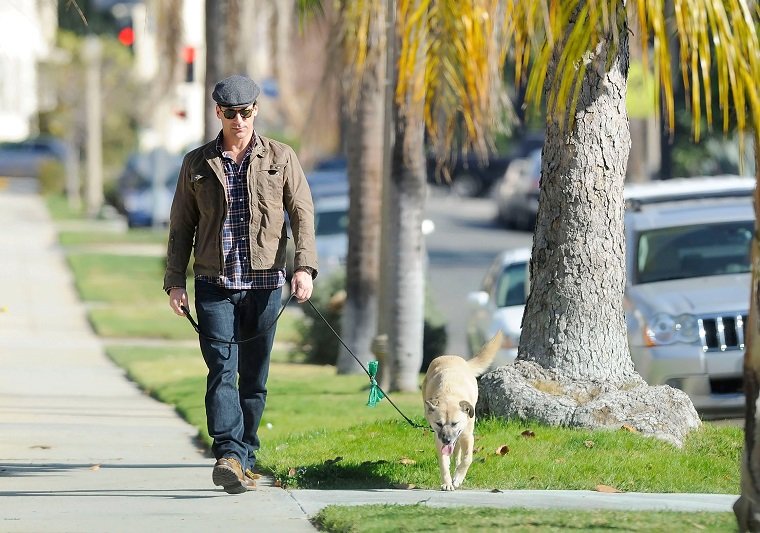 Jon Hamm geht mit seinem Rettungshund Cora spazieren