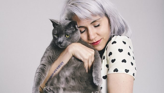 Frau, die Kätzchen auf Umarmung Ihres Katzentages umarmt