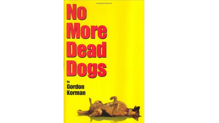 Titelbild für No More Dead Dogs. Ein deutscher Schäferhund liegt auf dem Rücken vor einem gelben Hintergrund.