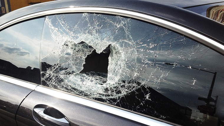 Zertrümmertes Autofenster vom jüngsten Diebstahl in Brooklyn.