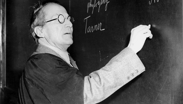 ÖSTERREICH - 28. AUGUST: Erwin Schrödinger (1887-1961) gründete die Wellenmechanik und schuf die Schrödinger-Gleichung. Louis-Victor Pierre-Raymond de Broglie hatte die Wellennatur von Partikeln entdeckt, als er erkannte, dass allen Partikeln Wellen zugeordnet sind. Die Eigenschaften des Partikels sind das Ergebnis einer Kombination seiner partikelartigen und wellenartigen Natur. Schrödinger erhielt 1933 mit dem britischen theoretischen Physiker Paul Dirac den Nobelpreis für Physik für seine Wellengleichung. 