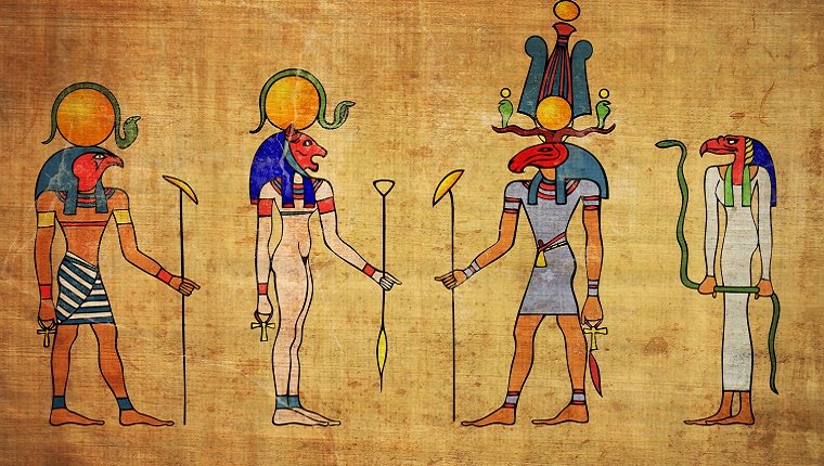 Ein Gemälde von vier ägyptischen Göttern mit Tierköpfen auf Papyrus.