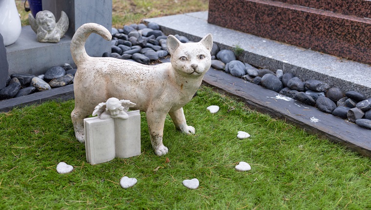 Grab einer Katze, Steinkatzenstatue auf dem Tierfriedhof, RIP