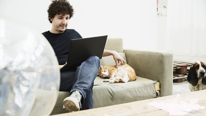 Mann mit Katze auf der Couch