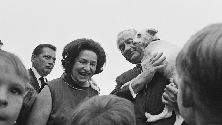 US-Präsident Lyndon B. Johnson (1908 - 1973) mit seiner Frau Lady Bird Johnson (1912 - 2007) und seinem Hund Yuki auf einer Landmesse auf dem südlichen Rasen des Weißen Hauses, Washington, DC, September 1967. 