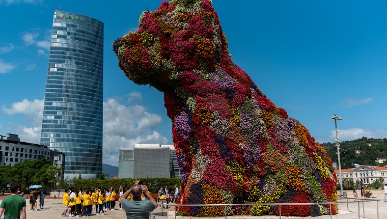 BILBAO, VIZCAYA, SPANIEN - 30.07.2019: Jeff Koons Welpenhundeskulptur im Guggenheim Museum neben dem Iberdrola-Turm. 