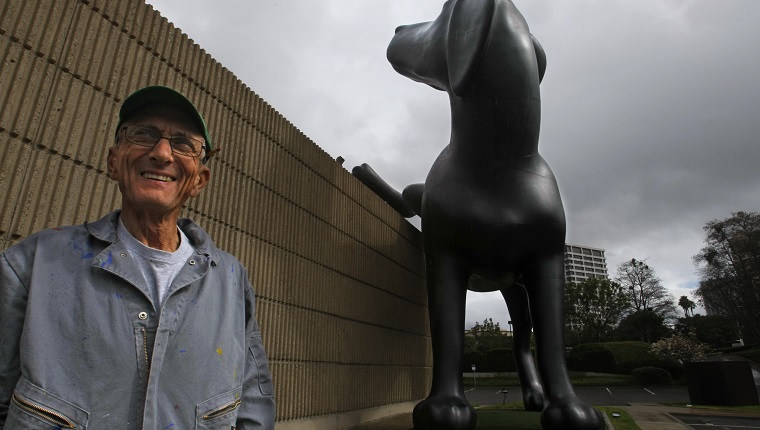 8. Januar 2013. NEWPORT BEACH, CA. Installationskünstler Richard Jackson vor dem Orange County Kunstmuseum in Newport Beach mit seiner Skulptur, 