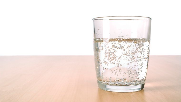 Glas Mineralwasser auf dem Tisch