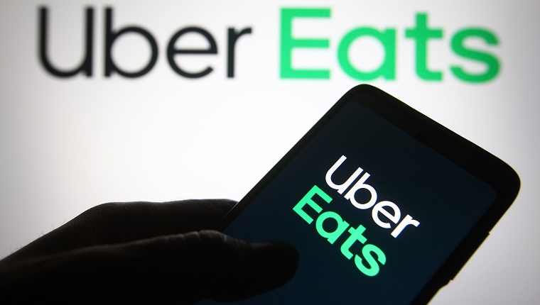 UKRAINE - 04.06.2021: In dieser Fotoillustration ist das Uber Eats-Logo einer US-amerikanischen Online-Plattform für die Bestellung und Lieferung von Lebensmitteln auf einem Smartphone in der Hand zu sehen. 