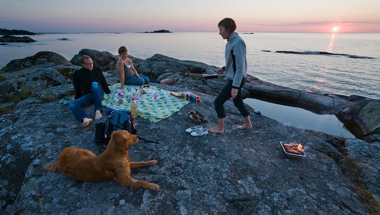 Freunde beim Picknick auf See