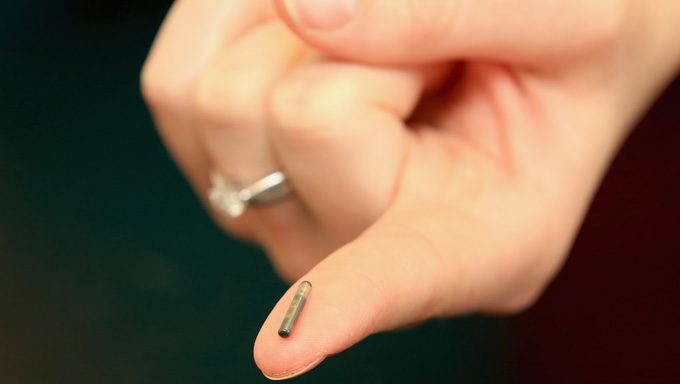 Mikrochip am Finger