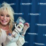 Dolly Parton bringt die „Doggy Parton“-Haustierlinie auf den Markt