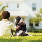 Der von der Familie adoptierte taube Hund stärkt das Vertrauen des gehörlosen Sohnes