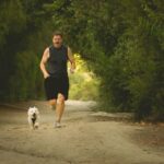 Dieser Mann läuft seit über zwei Monaten täglich Marathons mit seinen Hunden