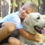 4-jähriger vermisster Junge und Hund von State Troopers gerettet