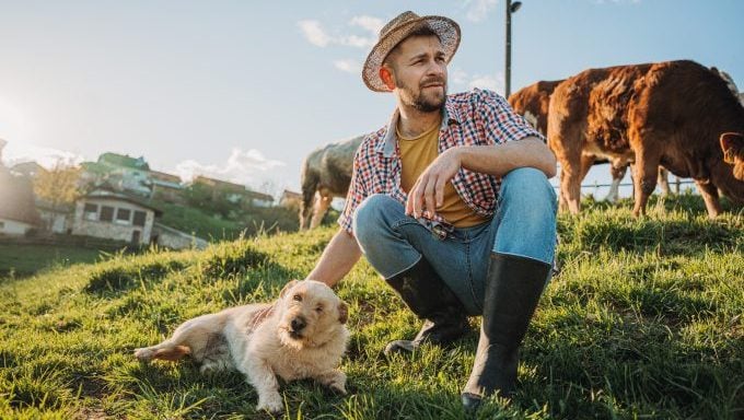 Bauer mit Hund beste Hunderassen für Ihr Gehöft