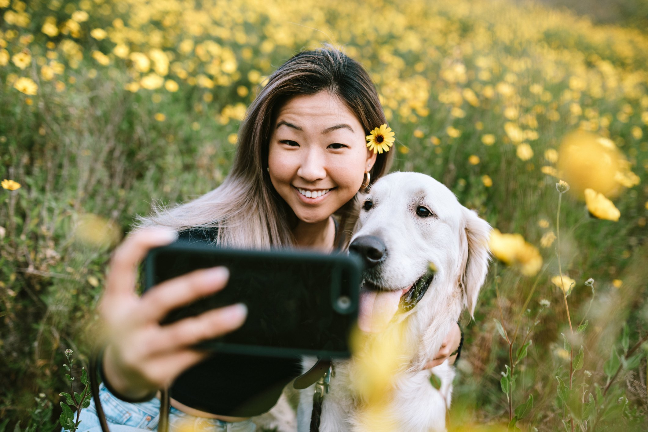 junge frau, die selfie mit hund macht, die meisten hundefreundlichen instagram-spots