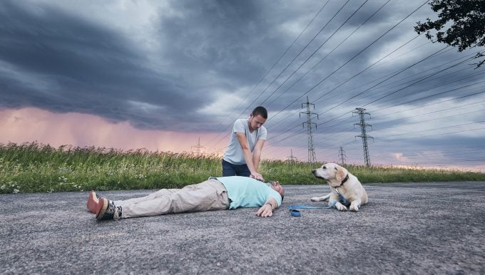 Mann führt Herz-Lungen-Wiederbelebung durch. Hund rettet Menschenleben