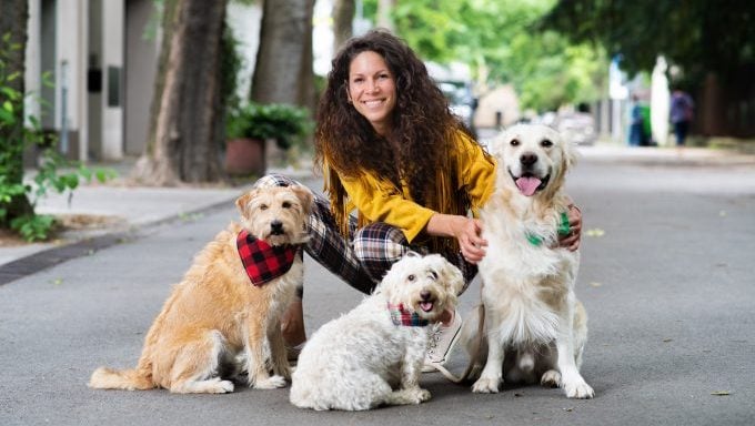 Frau mit drei Hunden in der Stadt, wo die besten Hundebesitzer leben