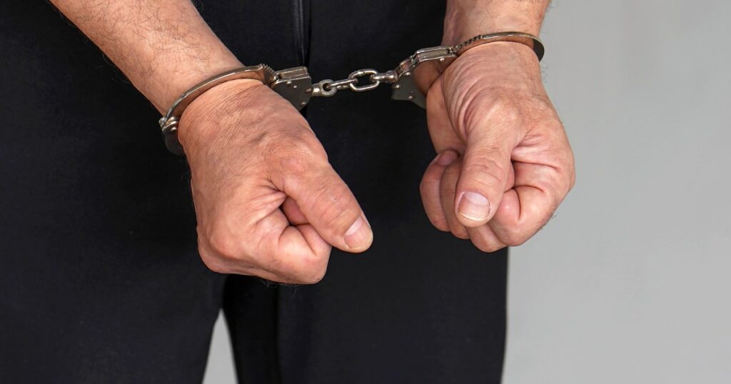 „Hinterhof-Welpenhändler“ verhaftet, weil er sich einem Minderjährigen ausgesetzt hatte