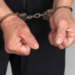 „Hinterhof-Welpenhändler“ verhaftet, weil er sich einem Minderjährigen ausgesetzt hatte
